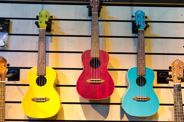 Ukulelen in verschiedenen Farben - Gamescom 2017, Köln