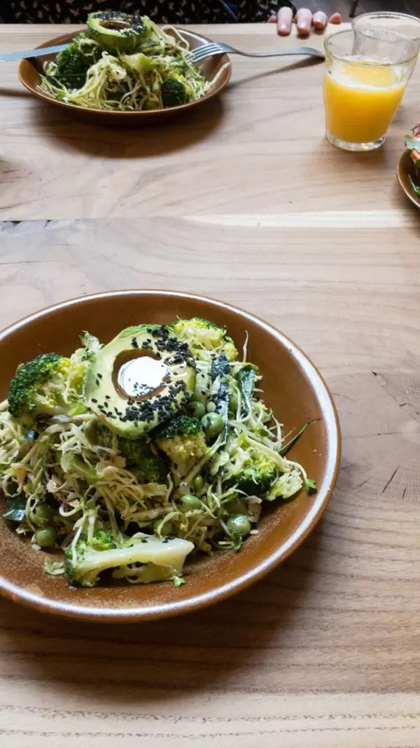 ULTRA GREEN BOWL: Rosenkohl, Brokkoli, frische Erbsen, Frühlingszwiebeln, Zucchini, Avocado, Sesam & Kürbiskerne, Sesamöl