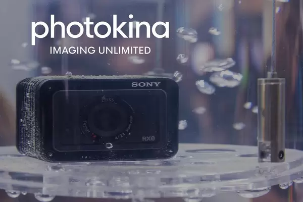 Ultrakompakte Premiumkamera Sony RX0 im Wasserresistenz-Test, neben dem Bildtitel "photokina Imaging Umlimited"
