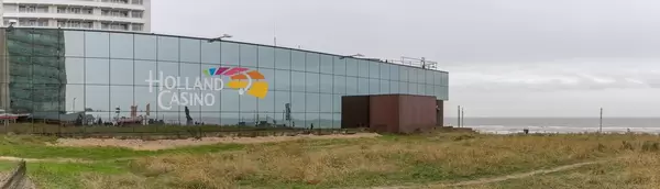 Umgebung spiegelt sich in der verglasten Fassade des Holland Casinos, das direkt am Meer steht