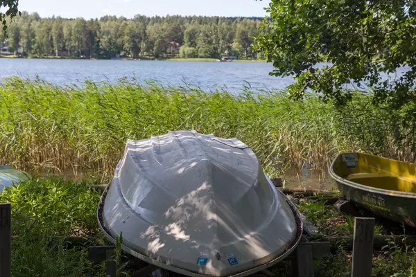 Umgedrehtes Ruderboot wird auf einer Wiese am See Päijänne in Finnland gelagert