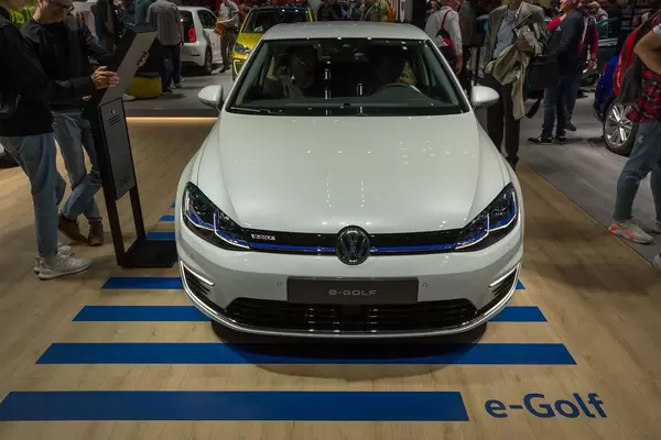 Umweltbewusste Fahrzeuge auf der IAA: e-Golf von VW, mit voll-elektrischem Antrieb und Notbremsassistent