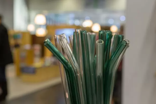 Umweltfreundliche gläserne Strohhalme für Reduktion von Plastik, Hintergrund mit Unschärfe