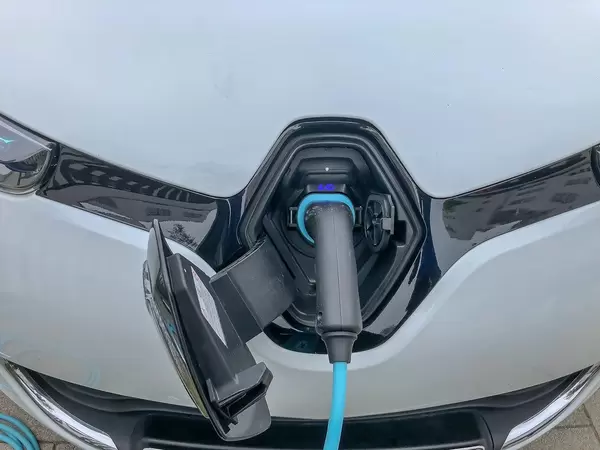 Umweltfreundliches Elektroauto beim Aufladen an der Tankstation