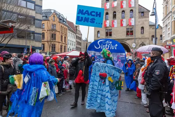 Umweltschutz beim Rosenmontagszug in Köln: "Nach uns die Sintflut" thematisiert Plastikmüll in den Ozeanen