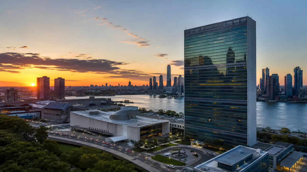 UN-Hauptquartier in New York bei Sonnenuntergang