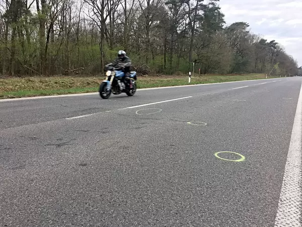 Unfallstelle: Alte Kölner Straße nach tötlichem Unfall zwischen Radfahrer und Motorradfahrer.