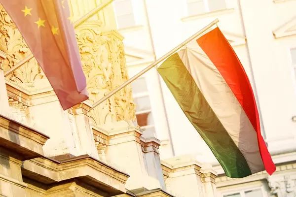 Ungarische Flagge weht neben der Europaflagge