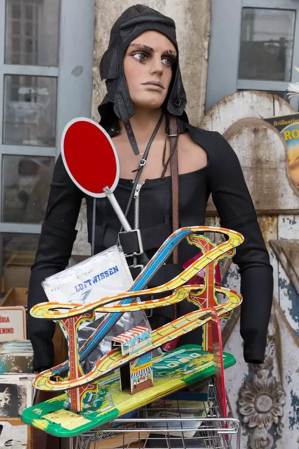 Ungewöhnlich Schaufensterpuppe auf einem Flohmarkt in Lissabon, Portugale