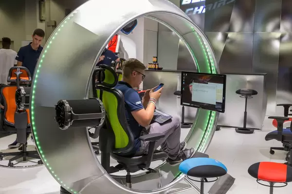 Ungewöhnlicher Gaming-Stuhl am Messestand von Topstar Sitness