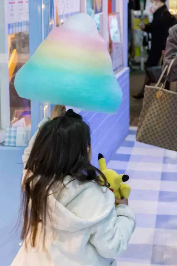 Unicorn: Bunte Zuckerwatte auf der Takashita Street