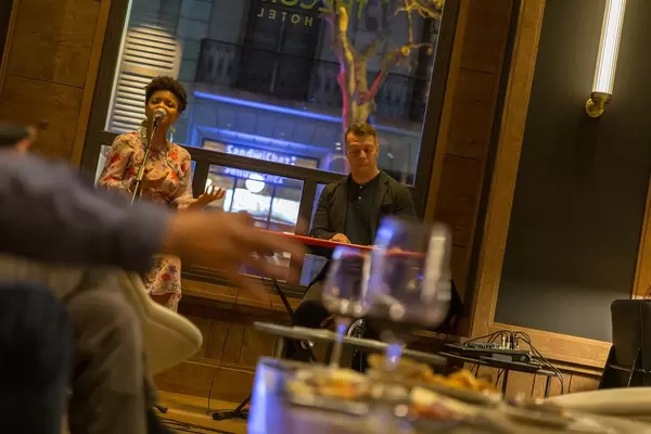 Unscharfe Drinks auf einem Tisch in der The Corner Bar, vor dem Musikauftritt einer Zweimann-Band, in Barcelona, Spanien