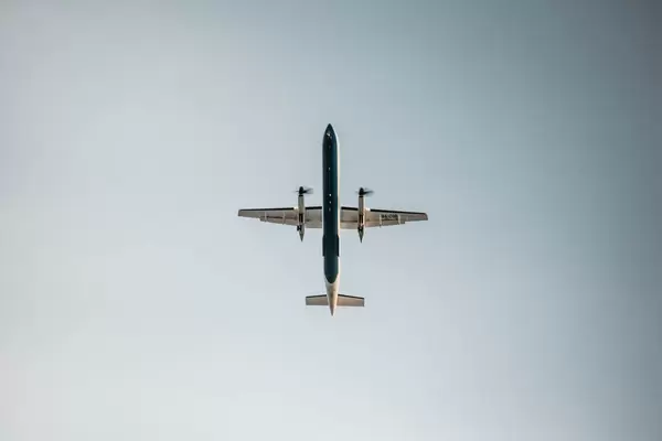 Unter einem Flugzeug am Himmel