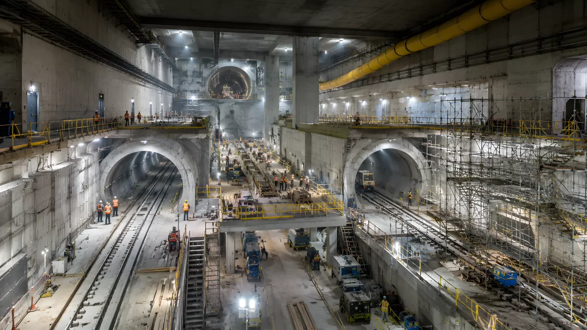 Unterirdische U-Bahn-Baustelle mit Tunnelportalen