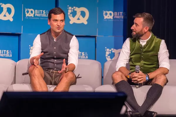 Unternehmer in Lederhosen: Markus Dickhardt von Roadsurfer und Daniel Krauss von Flixmobility bei der Bits19