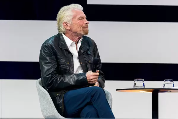 Unternehmer und Investoren Ikone Richard Branson im Gespräch auf der Bühne in Lederjacke