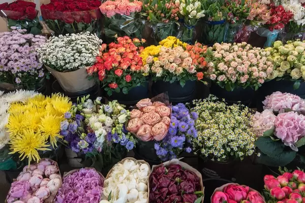 Unterschiedliche Blumensträuße in einem Geschäft am Danilovsky Market in Moskau