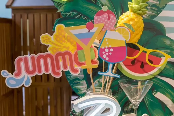 Unterschiedliche Cocktailspieße in einem Geschäft