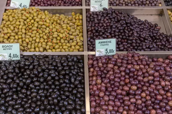 Unterschiedliche eingelegte Oliven im Regian Supermarkt in Thessaloniki