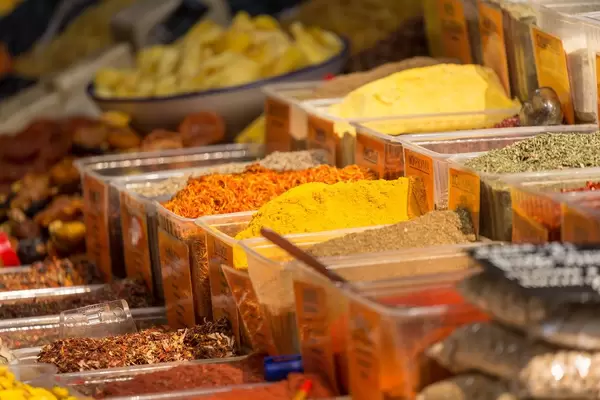 Unterschiedliche Gewürze in einem Geschäft am Danilovsky Market in Moskau