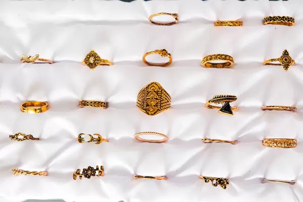 Unterschiedliche goldene Ringe auf weichem weißen Untergrund