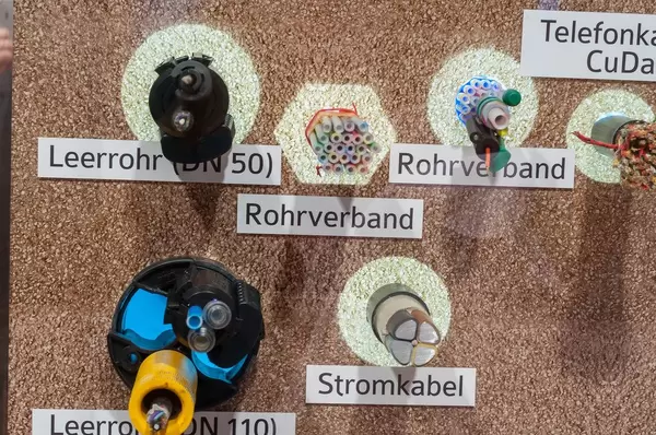 Unterschiedliche Installationen von Leerrohr bis Stromkabel