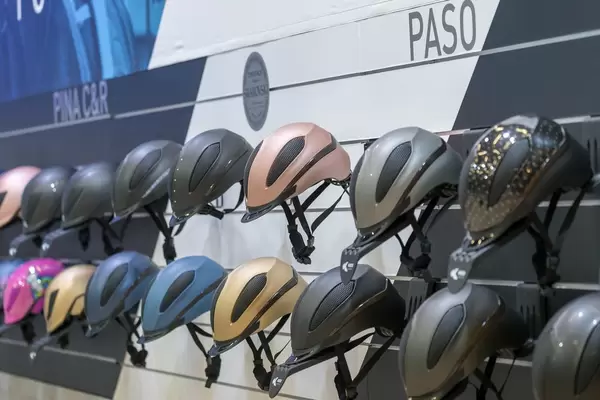 Unterschiedliche Reithelme von KED