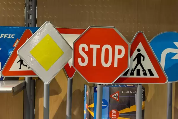 Unterschiedliche Verkehrsschilder - IAW Köln 2018