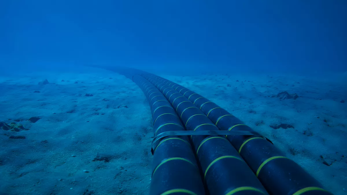 Unterwasser-Rohrleitungen auf dem Meeresboden in Blau