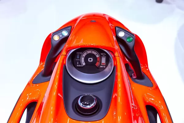 Unterwasser-Scooter mit Tiefenmesser, Geschwindkeitkeitsanzeige und Steuerknöpfen