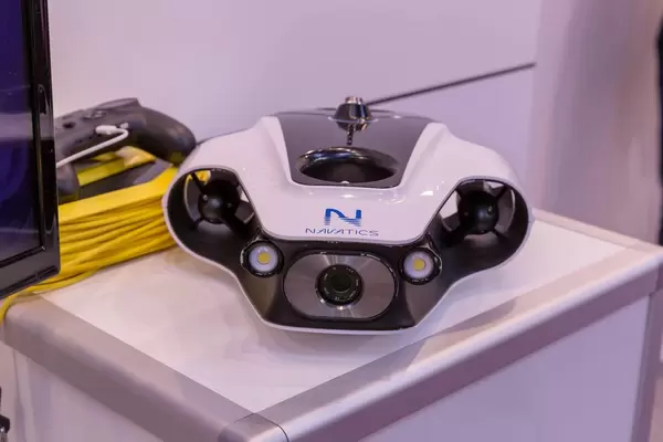 Unterwasserdrohne mit Lampen und Rotoren für ferngesteuerte Aufnahmen in See und Meer