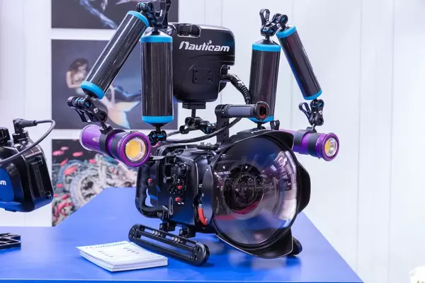 Unterwassergehäuse für Kamera mit mehreren Haltegriffen, Taschenlampen und Bedienknöpfen