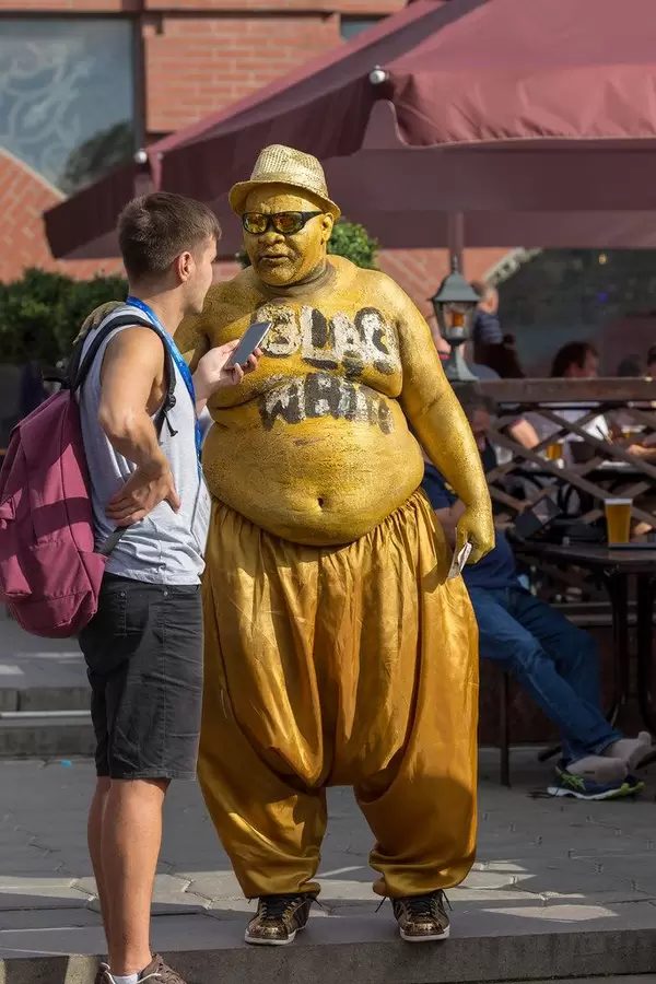 Üppiger Mann in Pluderhose ganz in Gold wird interviewt