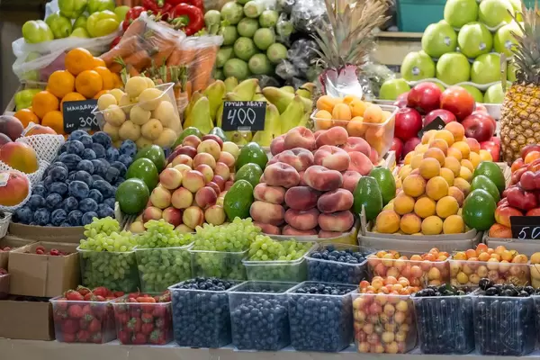 Üppiger Obststand am Danilovsky Market in Moskau