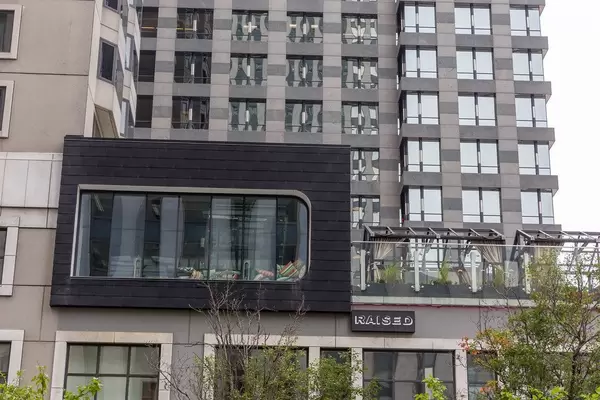 Urban rooftop bar Raised in Chicago