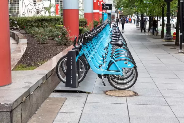 Urbane Mobilität: eine Station vom Divvy Bike Sharing System in Chicago voll mit geparkten Leihrädern