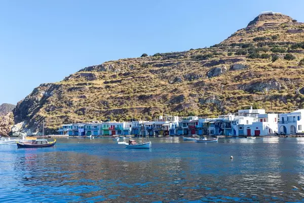 Urlaub auf der griechischen Insel Milos: die kleine Siedlung von Klima mit farbenfrohen Fischerhäusern