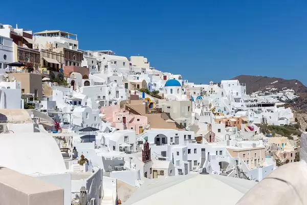 Urlaub auf Santorin, Griechenland: das Dorf Oia mit den vielen weißen Häusern und blauem Himmel