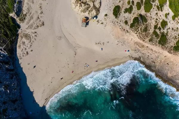 Urlaub im Sommer 2020 auf Mallorca. Drohnenaufnahme von Cala Torta bei Artà