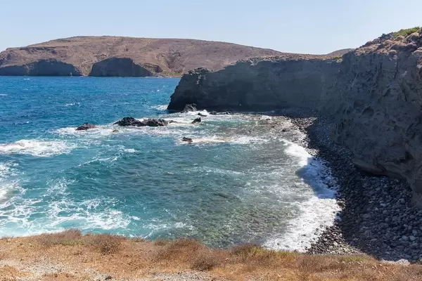 Urlaub in der Natur. Steile Klippen, raues Meer und keine Menschen. Nordküste von Milos, Griechenland