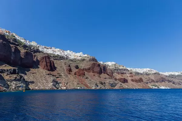 Urlaub in Griechenland: Bootfahrt mit Blick auf der wunderschönen Küste von Santorin