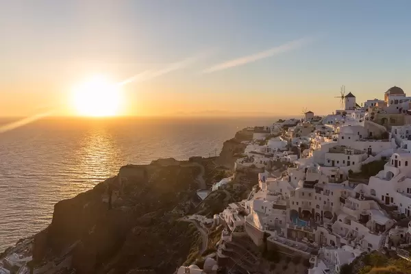 Urlaub in Griechenland. Das malerische Dorf Oia auf Santorin beim Sonnenuntergang