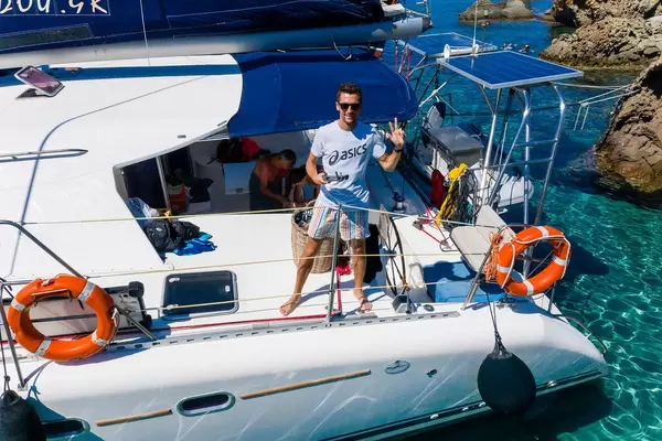 Urlaub in Griechenland: die Küste von Milos entdecken. Bootstour mit dem Katamaran