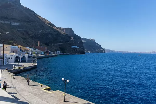 Urlaub in Santorin, Griechenland: die Küste mit den Klippen und dem Ägäischen Meer