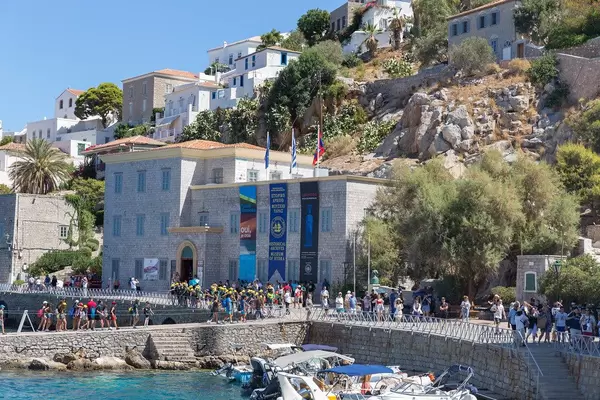 Urlauber am Hafen und vor dem Historischen Archive-Museum der verkehrsfreien Insel Hydra, Griechenland