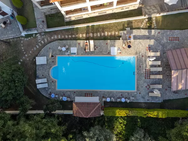 Urlaubsstimmung: Drohnenaufnahme des Schwimmbads des Sun Hotels auf Skopelos in Griechenland