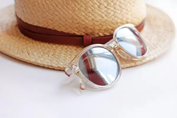 Urlaubsutensilien: Sonnenhut und Sonnenbrille (engl. Summer Accessories)