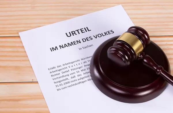 Urteil document with a wooden judge gavel