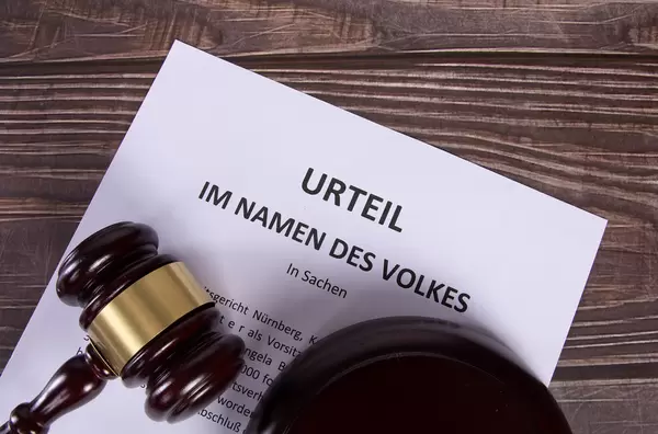 Urteil Im Namen des Volkes document with a wooden judge gavel