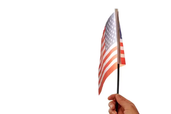 US-Amerikanische Flagge oder Sternenbanner in der Hand vor weißem Hintergrund mit Platz für Text